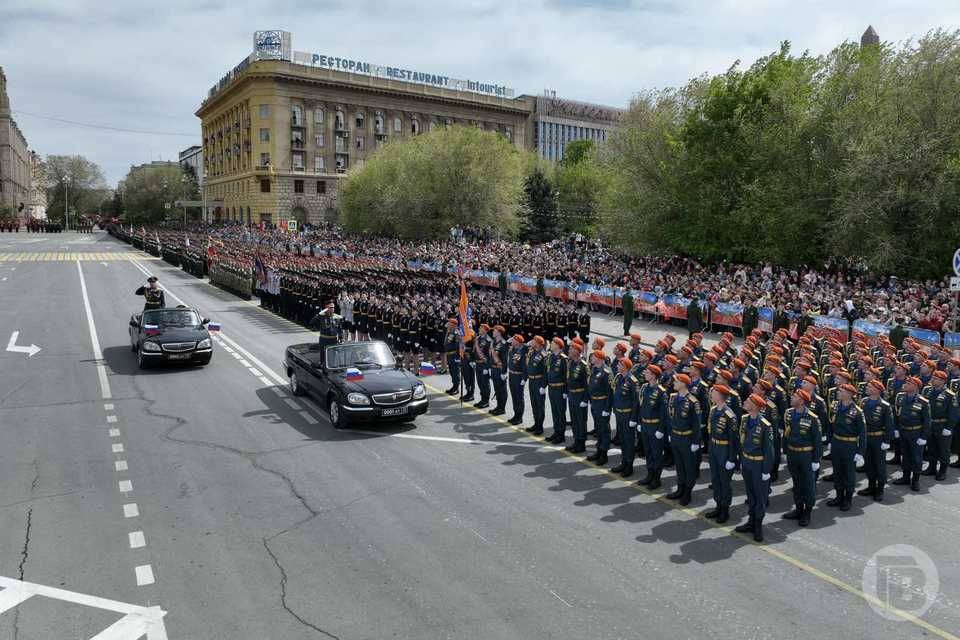 В Волгограде на площади Павших Борцов прошел парад Победы