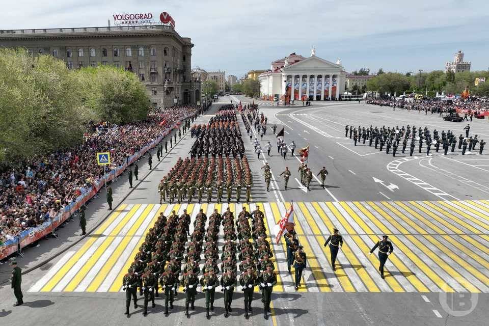 Посмотреть праздничный парад на главной площади Волгограда пришли тысячи людей