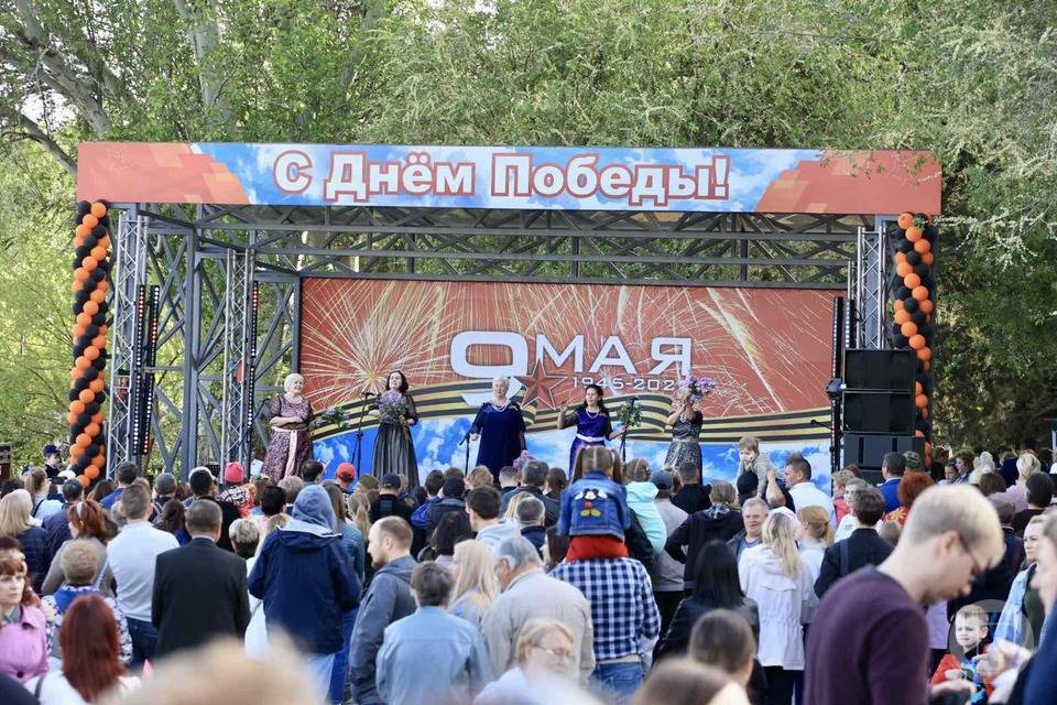 В Волгограде на Набережной начался трехчасовой гала-концерт «Великий Русский Май»