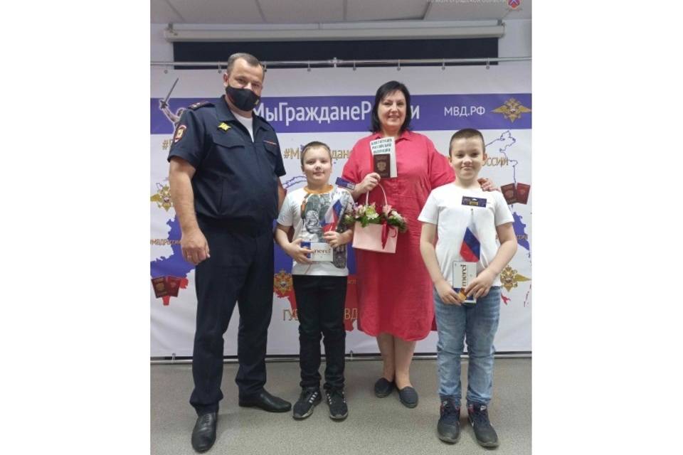 В Волгограде полицейские вручили паспорт гражданина РФ жительнице ЛНР