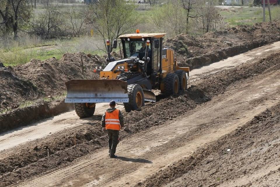 В Волгограде начали обустройство основания новой дороги в «Родниковой долине»