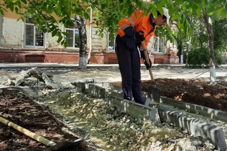 Вдоль Комсомольского сада в Волгограде прокладывают новую линию освещения