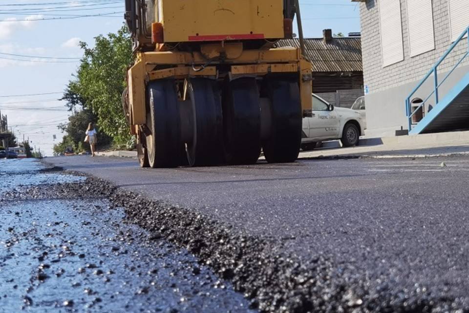 В Волгограде идет ремонт дороги на улице Моздокской