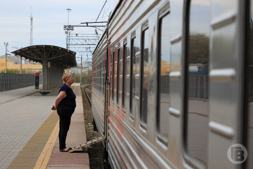 В Волгоградской области столкнулись поезд и легковой автомобиль