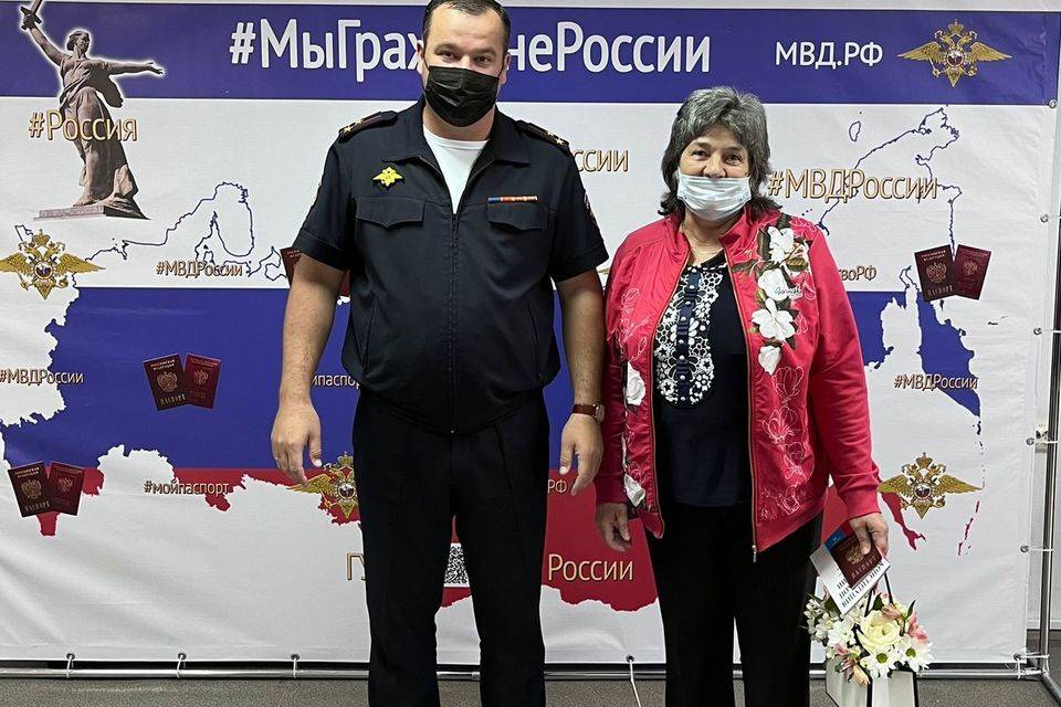 В Волгограде приезжим из ЛНР вручили российские паспорта