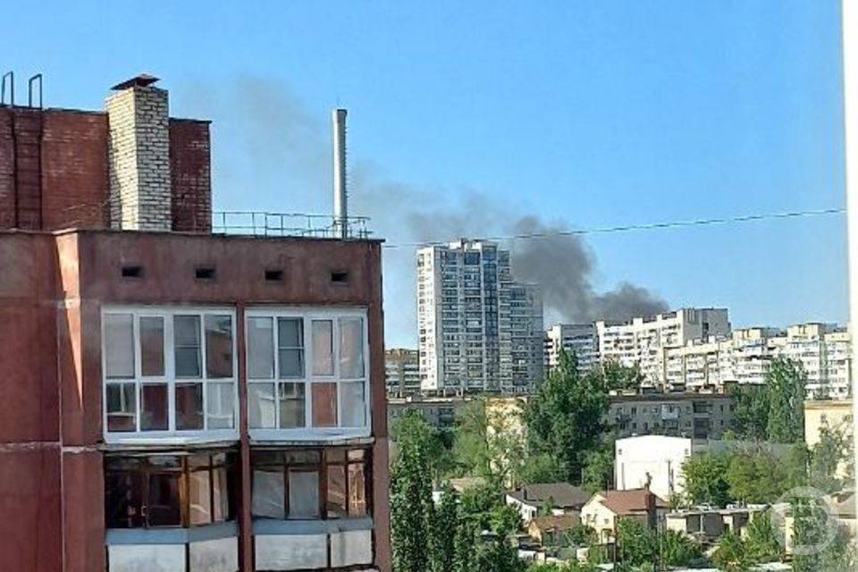 В Дзержинском районе Волгограда ликвидируют пожар в овраге