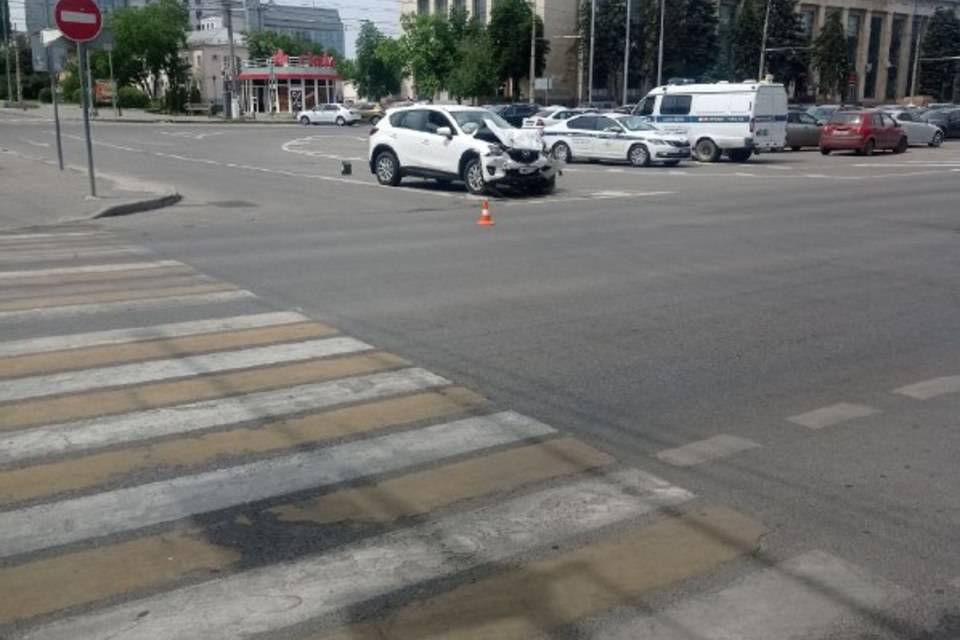 Два автомобиля столкнулись в центре Волгограда