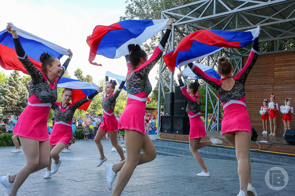 В День России в центре Волгограда развернут 60-метровый флаг