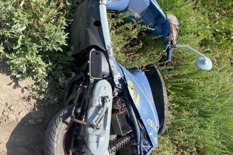Скутер вылетел на встречку и врезался в машину в Волгоградской области