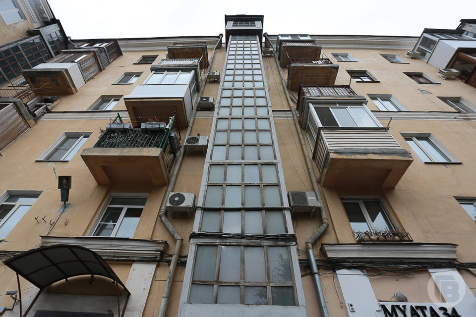 На севере Волгограда в многоквартирных домах починили лифты