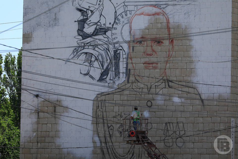 «Он был человек слова»: художник о Герое России, чей портрет он рисует на фасаде дома в Волгограде
