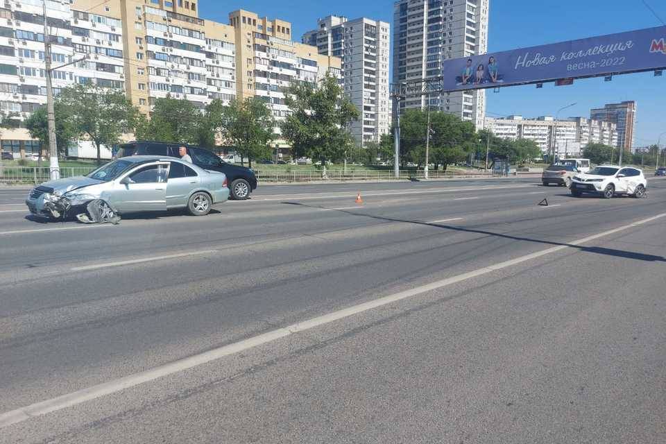 Nissan вылетел на встречку на проспекте Жукова в Волгограде