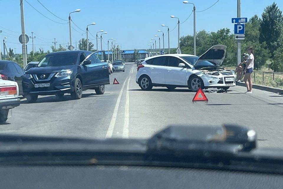 Две иномарки сильно столкнулись недалеко от ТРЦ «Акварель» в Волгограде