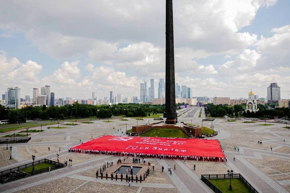 Одной из 1000 волонтеров, развернувших Знамя Победы с 20-этажный дом, стала студентка из Волгограда