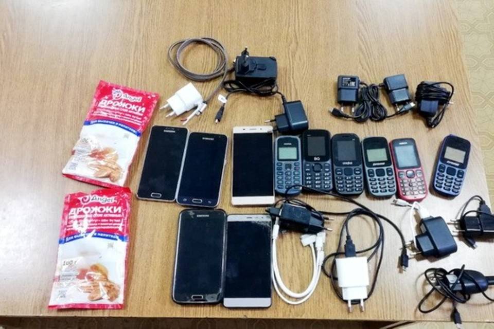 Волгоградец пытался передать в тюрьму 11 телефонов с зарядками и дрожжи