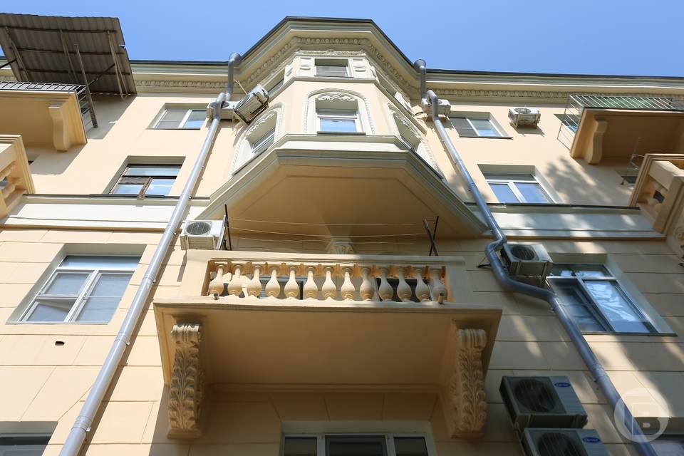 В центре Волгограда младенец запер маму и бабушку на балконе