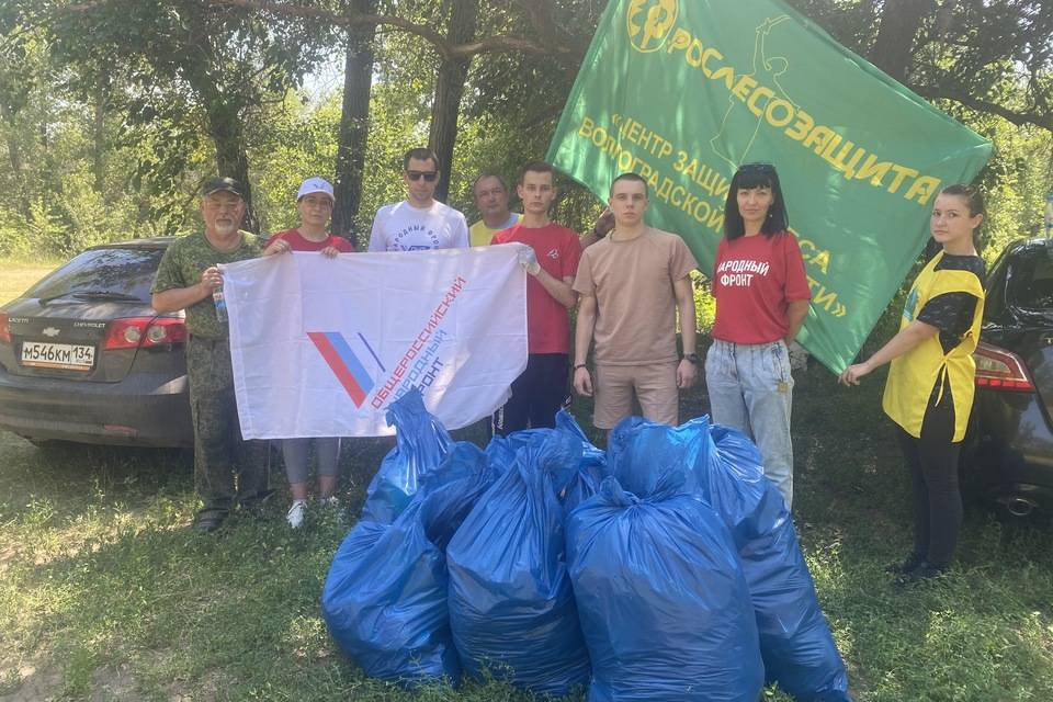 В Волго-Ахтубинской пойме активисты очистили берег ерика Судомойка от мусора