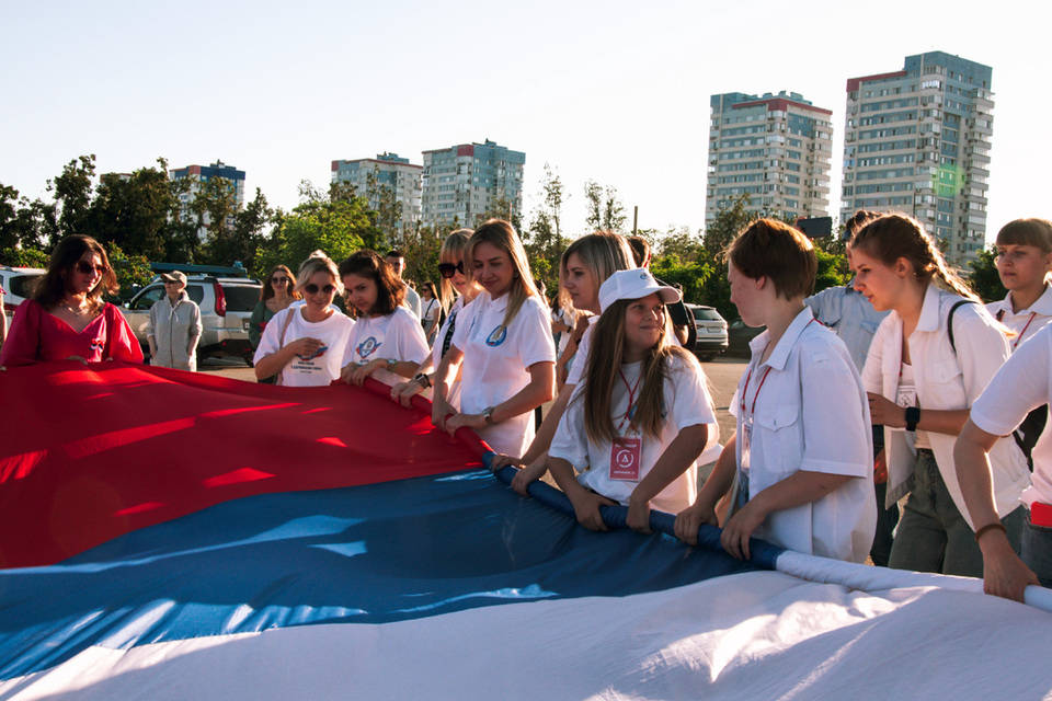 Представители Молодежного совета налоговых органов Волгоградской области приняли участие в шествии с российским триколором