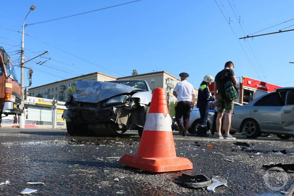 В Волгограде утечка газа произошла при столкновении Kia и Hyundai