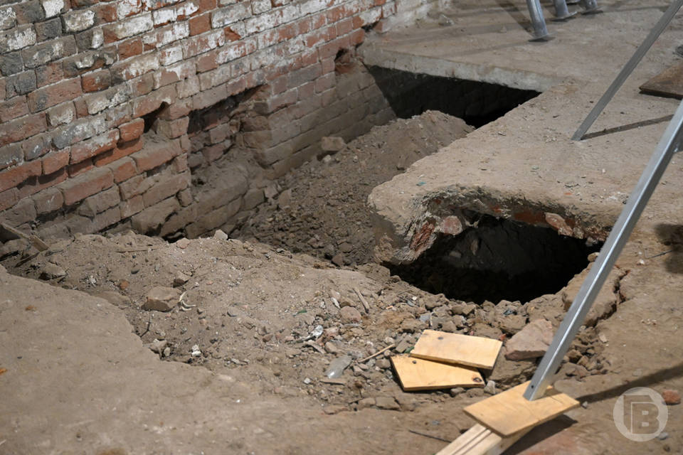 В Волгограде на Дар-горе мужчина с головой ушел в подполье