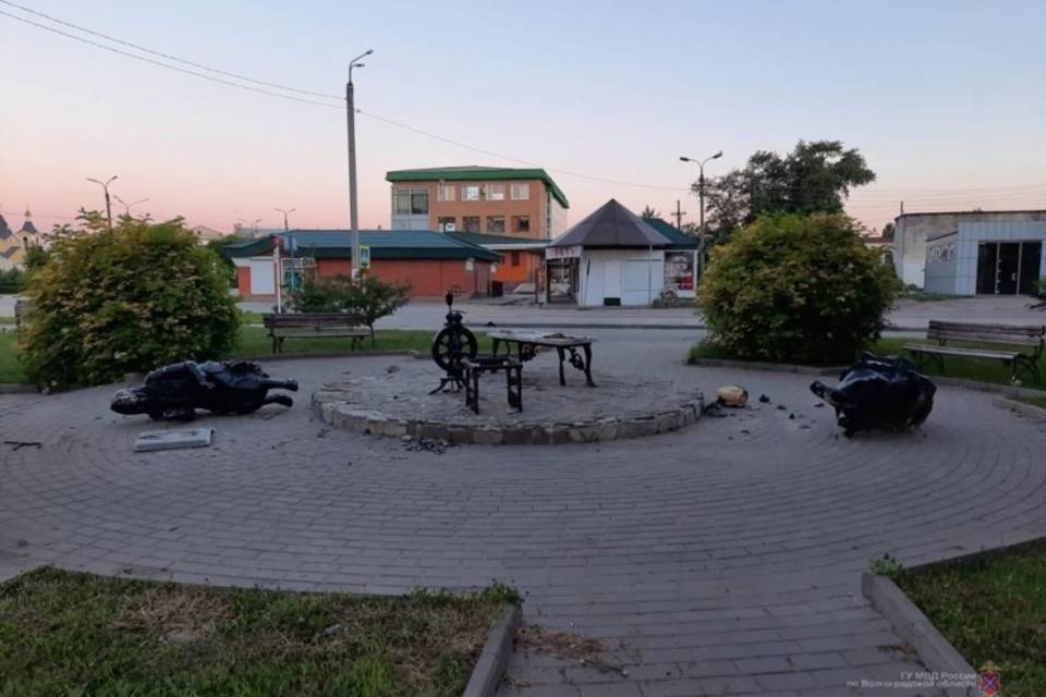 Под Волгоградом ранее судимый житель разбил памятник рукодельницам