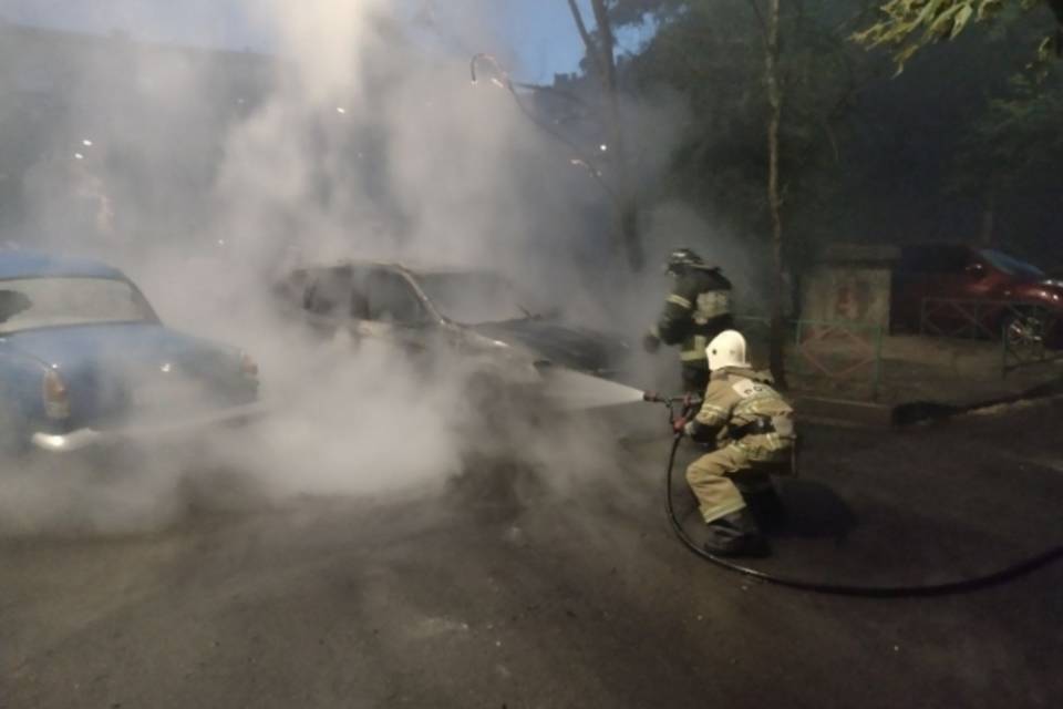 Ночью в центре Волгограда вспыхнуло два автомобиля