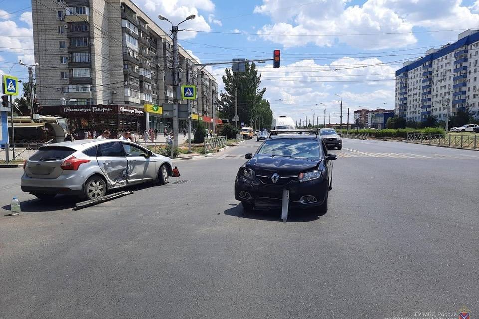 В ДТП, которое под Волгоградом устроила автолюбительница, пострадало три человека