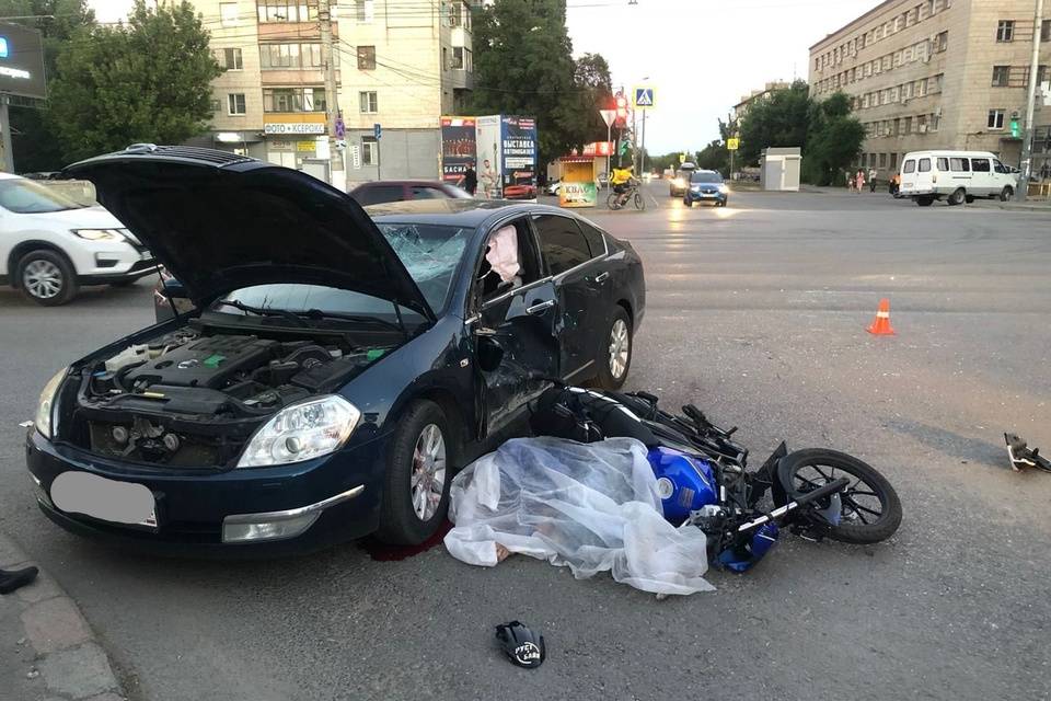 В Волгограде у ТЮЗа насмерть разбился 30-летний мотоциклист
