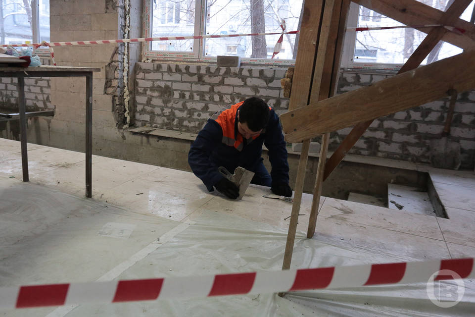 В Волгограде продолжают ремонтировать поликлинику на улице Елецкой