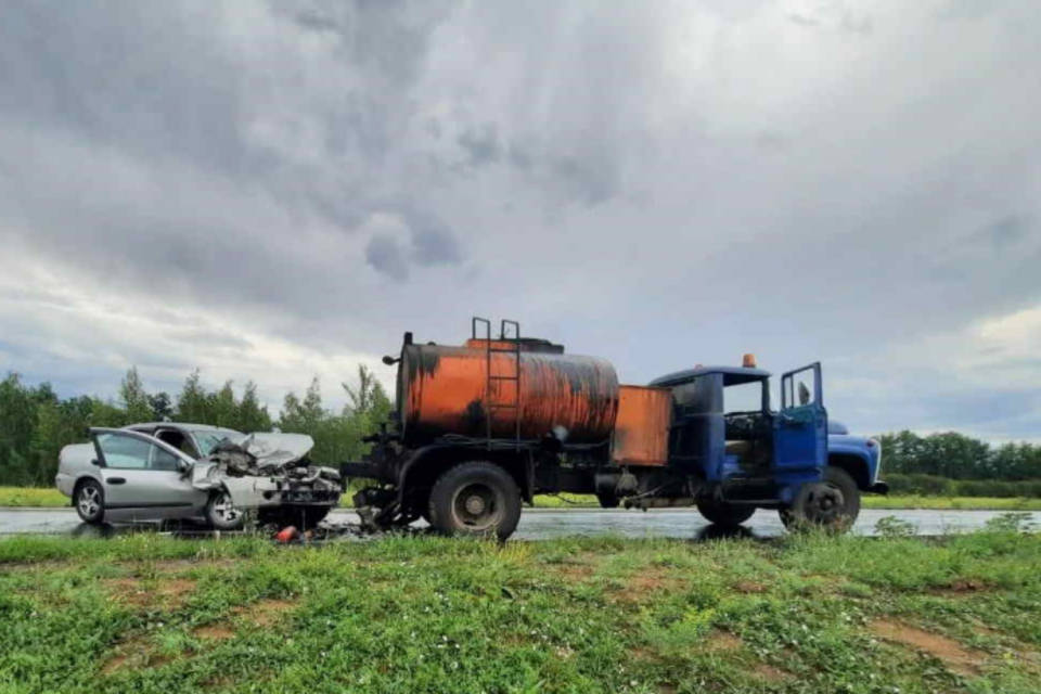 В Волгоградской области при столкновении легковушки и грузовика погибли двое