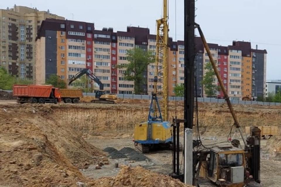 В Волгограде в Дзержинском районе монтируют каркас здания школы-тысячника