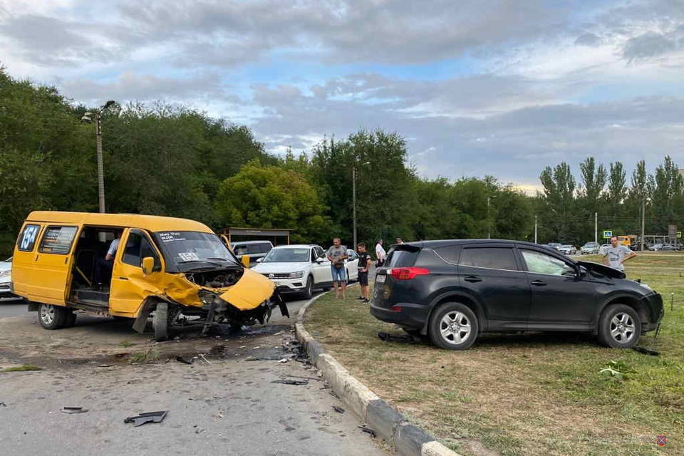 Под Волгоградом водитель «Тойота Рав4» потерял управление и врезался в маршрутку