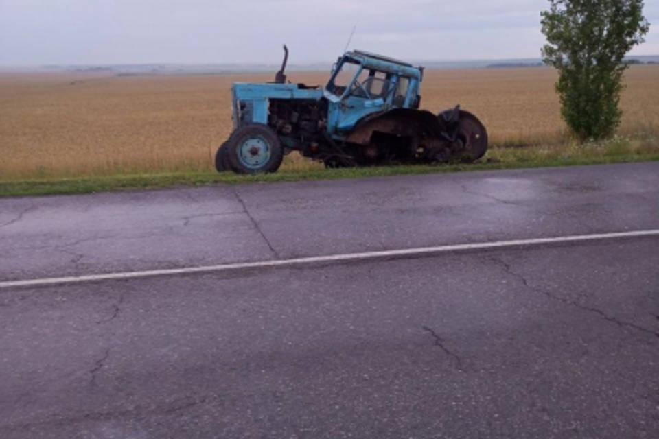 В Волгоградской области трактор ночью столкнулся с легковушкой