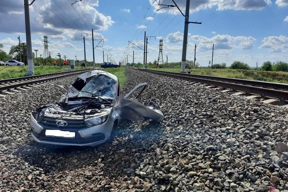 Под Волгоградом в реанимации скончался водитель, попавший в ДТП с поездом