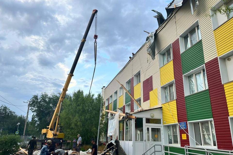 Под Волгоградом восстанавливают крышу детского сада после урагана