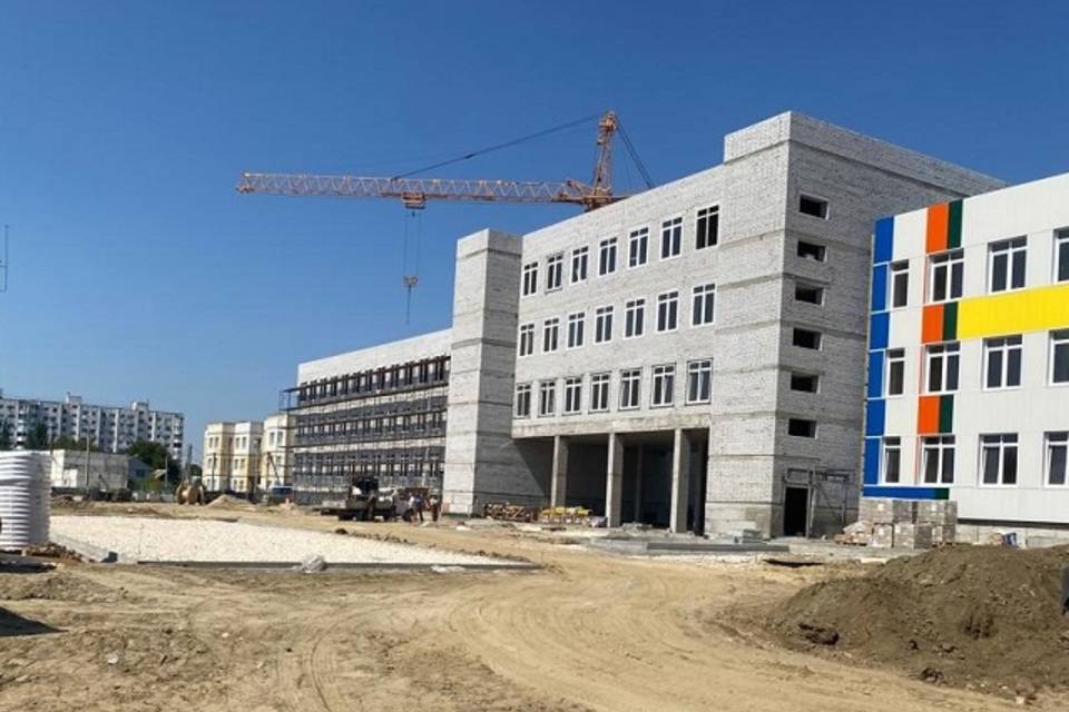 В Волгограде новую школу в Ворошиловском районе облицуют линеарными панелями