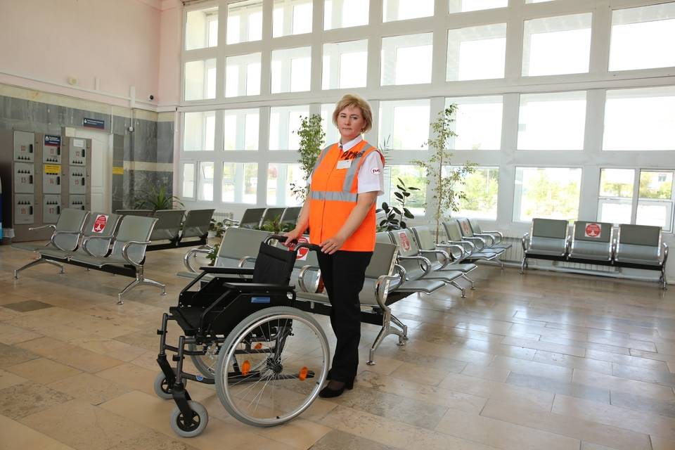 Более 4,3 тыс. маломобильных граждан воспользовались услугами сопровождения на вокзалах ПривЖД в январе-июне