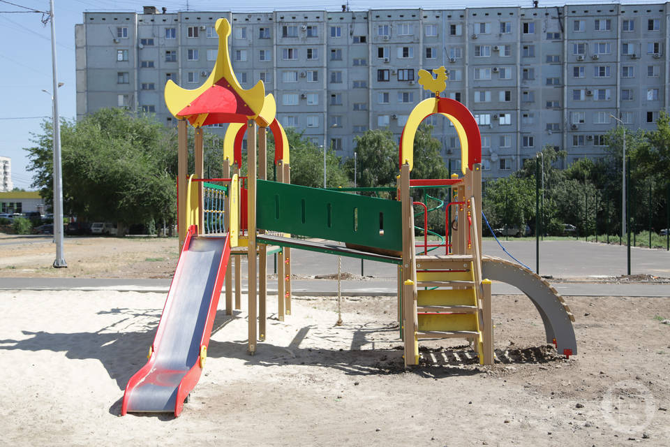 В Волгограде на детской площадке по игрушкам ползала змея