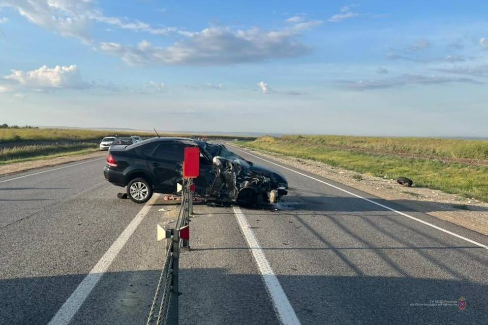 На трассе под Камышином 25-летний водитель врезался в дорожное ограждение