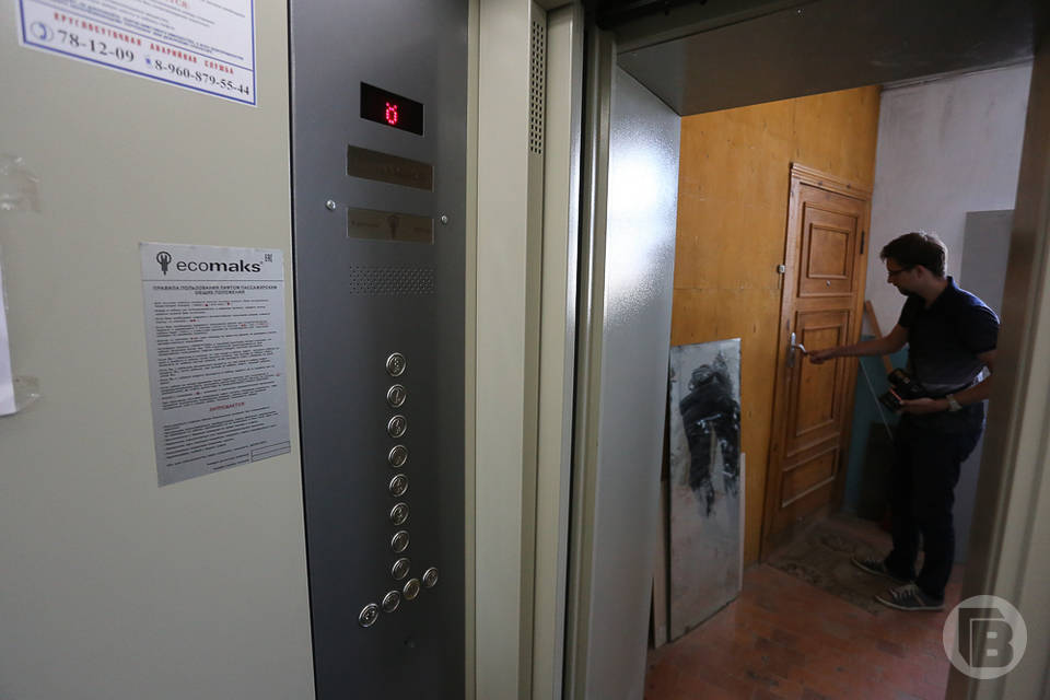 В многоэтажках Краснооктябрьского района Волгограда капитально отремонтировали лифты