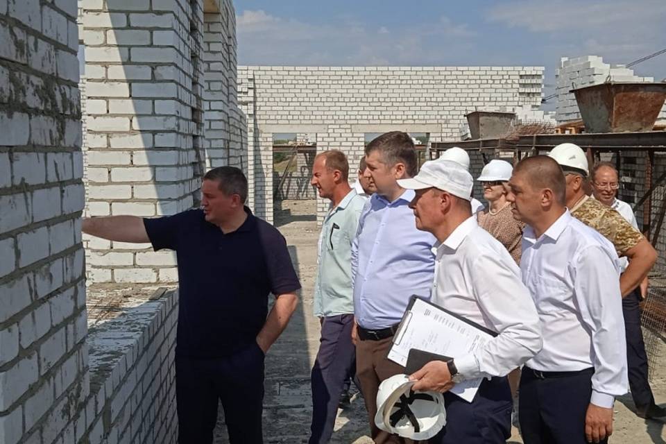 Андрей Бочаров раскритиковал процесс строительства школы в Михайловке
