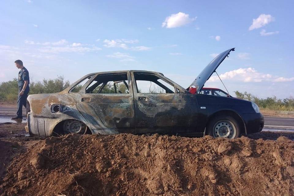Под Волгоградом четверо человек пострадали из-за загоревшегося на трассе автомобиля