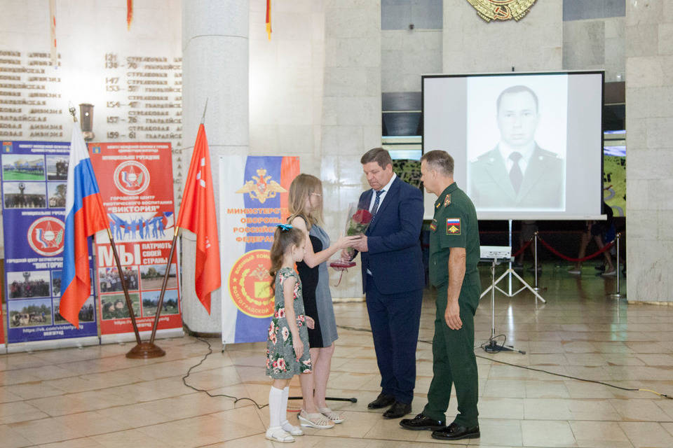 В Волгограде семьям шестерых погибших солдат передали награды