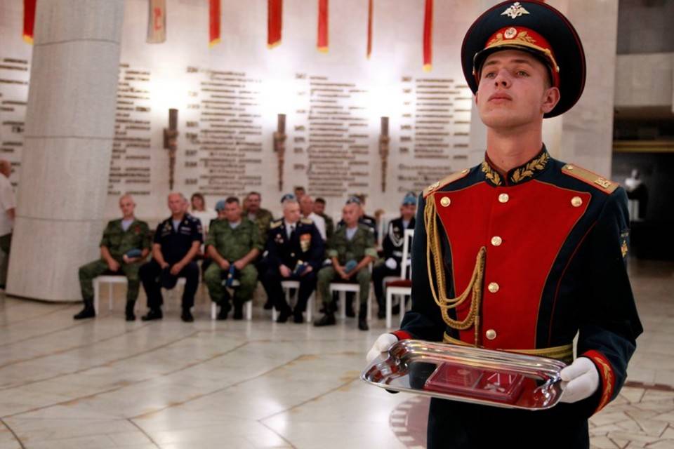 В Волгограде семьям троих погибших бойцов передали награды