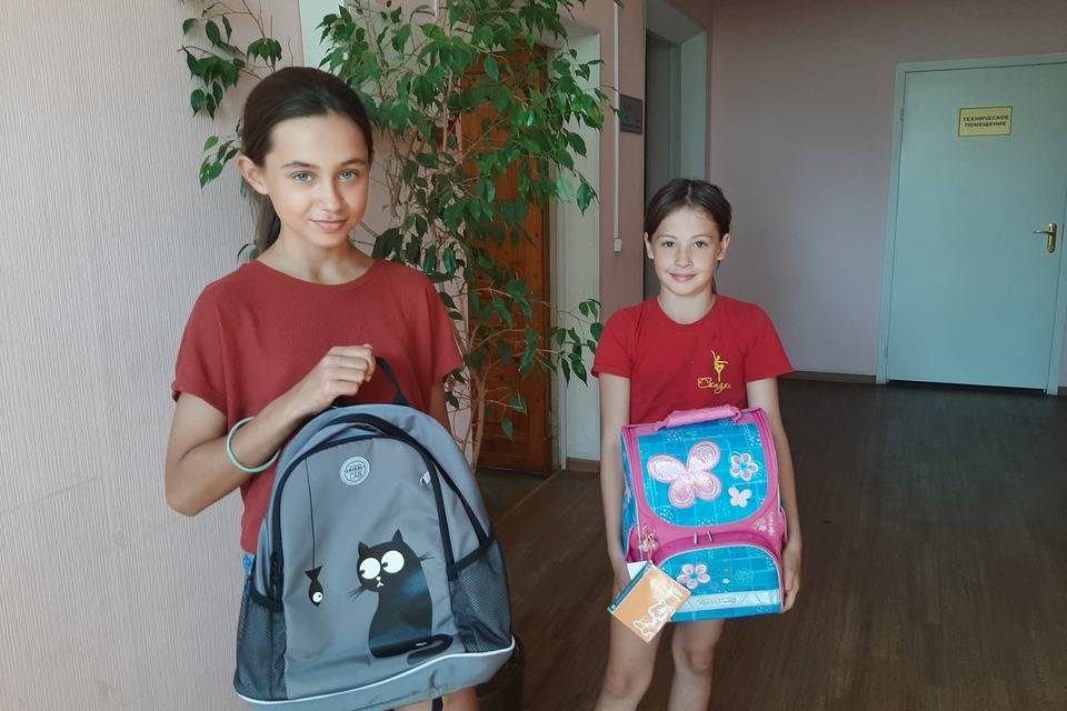 В Волгоградской области полсотни школьников из ЛДНР получили портфели от Детфонда