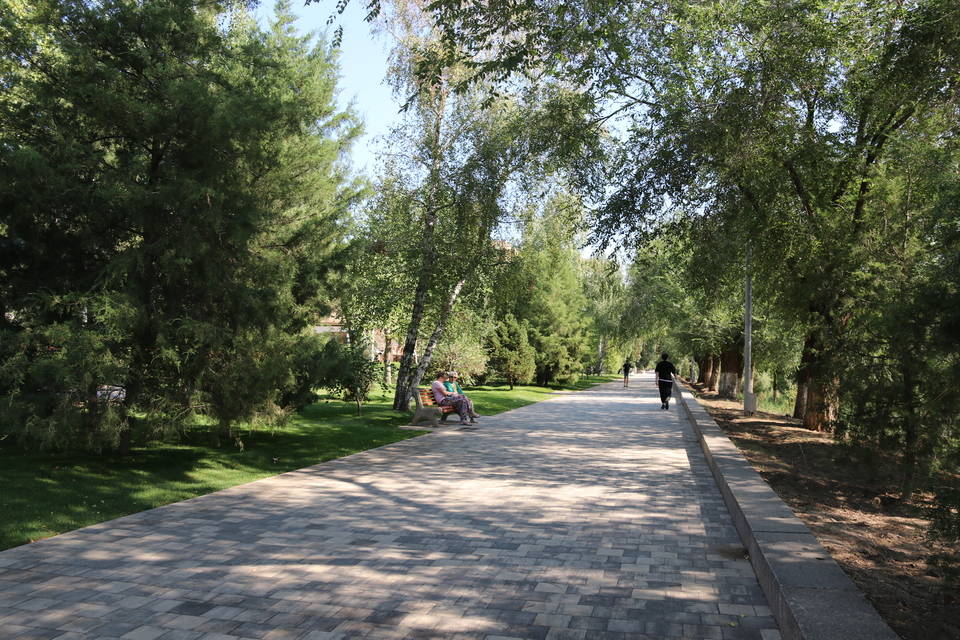 В Волгограде на верхней террасе Центральной набережной уложена тротуарная плитка