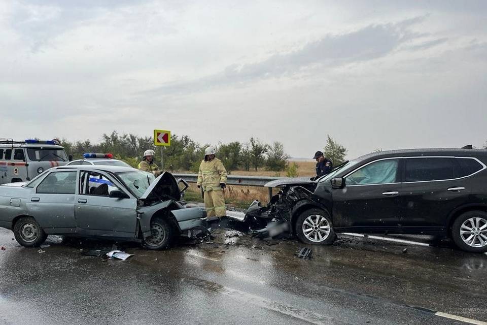 Под Волгоградом после столкновения двух авто умерли водитель и 3-летний пассажир