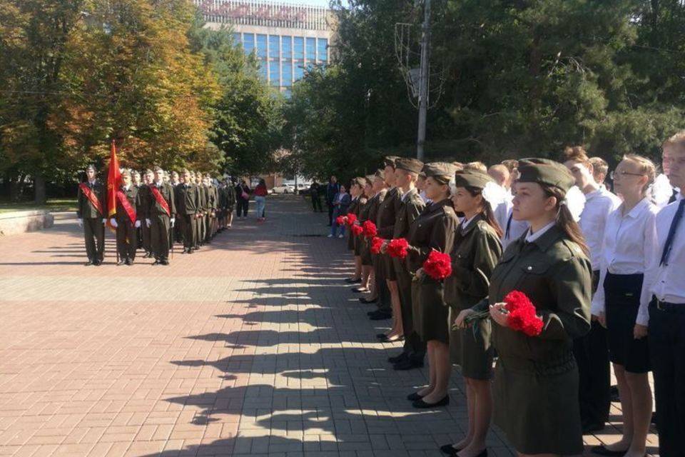 Волгоградские школьники заступили на Вахту памяти у Вечного огня