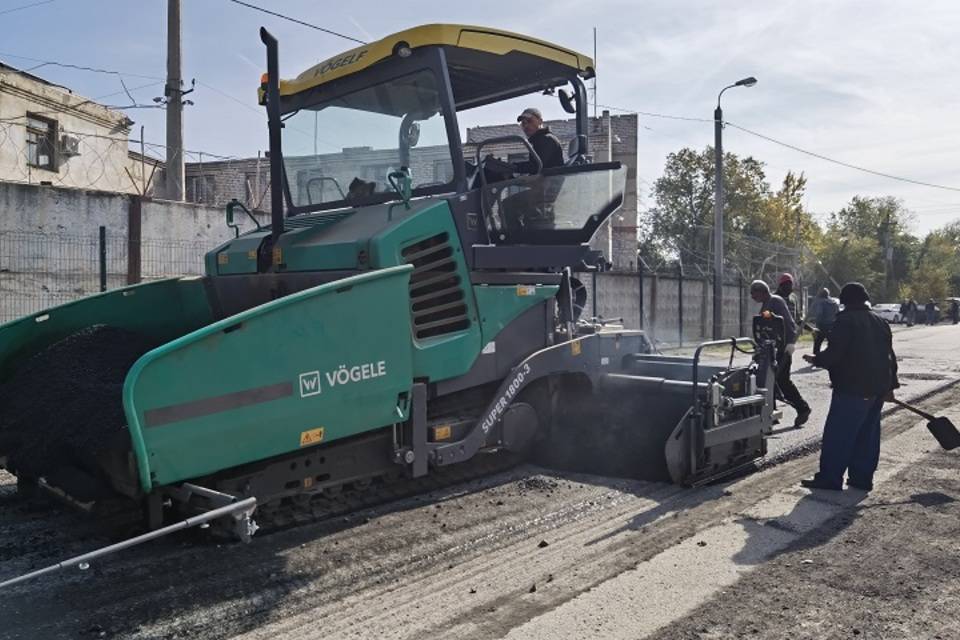На улице 50 лет ВЛКСМ в Волгограде рабочие продолжают реконструировать дорогу