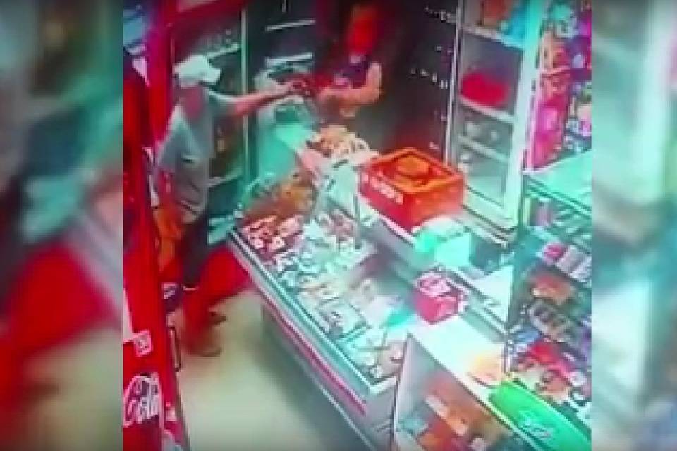 В Волгограде матерая преступница угрожала ножом продавцу магазина